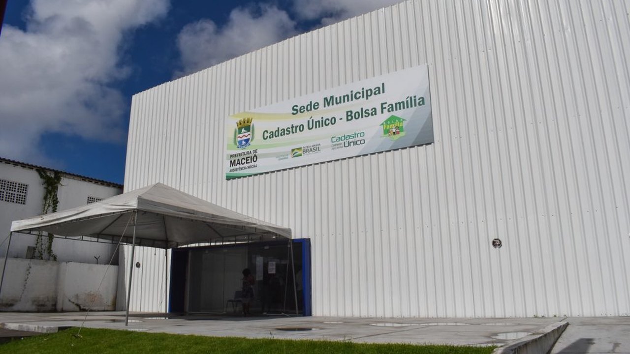Prefeito Rui Palmeira visita nova sede do Cadastro Único