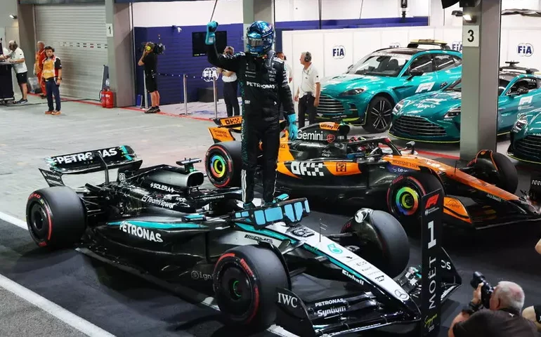 Russell bate Verstappen e garante pole position em Singapura