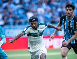 Em jogo com 3 gols anulados e 2 expulsões, Grêmio bate Coritiba e volta a vencer no Brasileirão