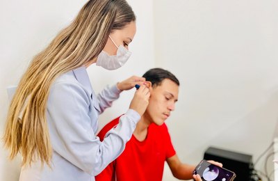 Queda de temperatura aumenta casos de otite em crianças, alerta especialista do Hospital Ib Gatto