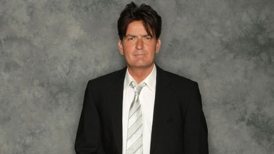 Após rumores, site confirma morte de Charlie Harper em série