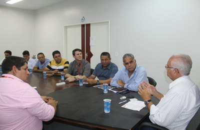Teófilo se reúne com diretoria do Assaí para ajustar detalhes antes da inauguração em Arapiraca