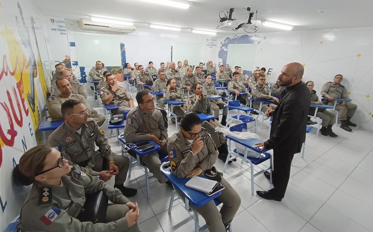 Chefe de delegacia de Marimbondo ministra aula sobre aspectos jurídicos da atividade policial