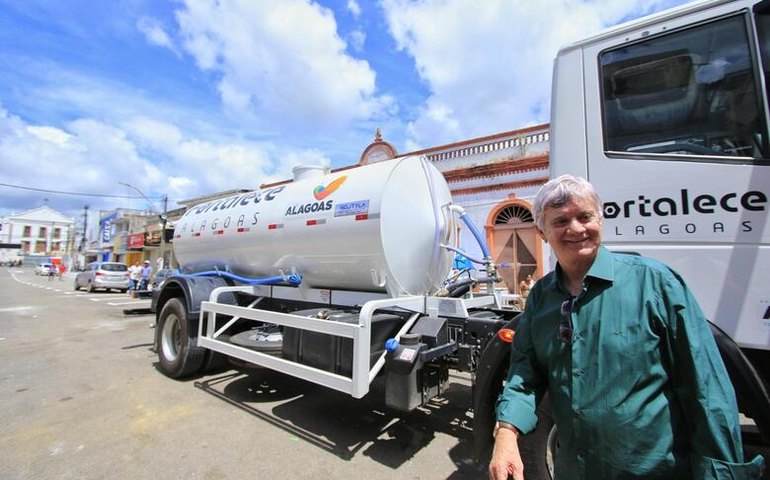 Governo do Estado entrega caminhão-pipa para o município de Porto Calvo