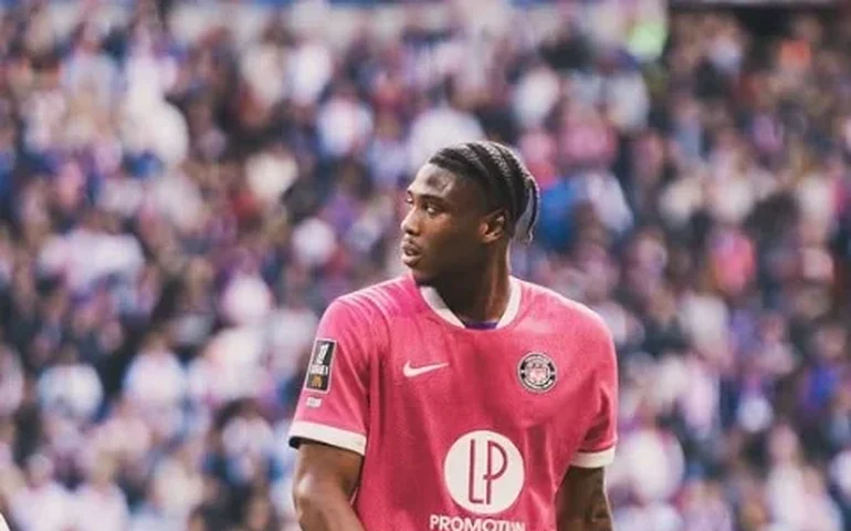 Jogador ganês Abu Francis é hospitalizado após grave fratura em amistoso contra o Japão