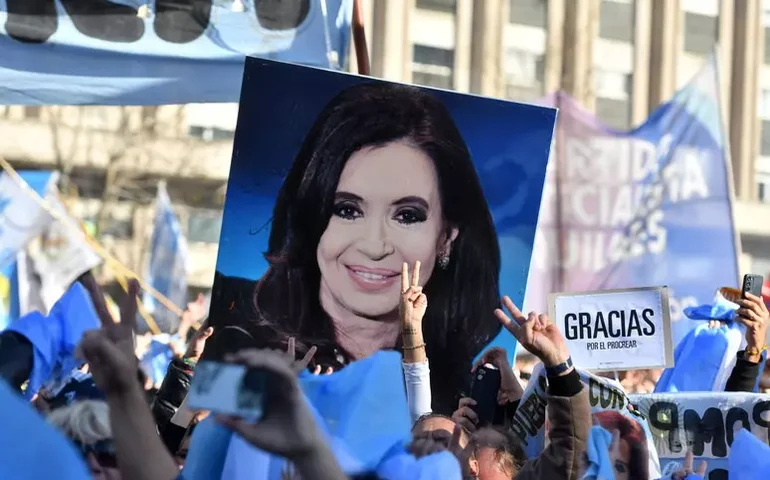 Justiça da Argentina condena Kirchner e mais 8 a pagar R$ 3 bi