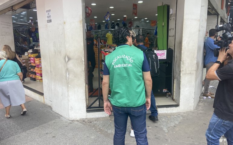 Fiscais de licenciamento urbano e ambiental notificam comércios com som alto no Centro de Maceió
