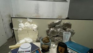 Homem tenta quebrar celular e acaba preso com mais de trinta quilos de drogas na Grande Aracaju