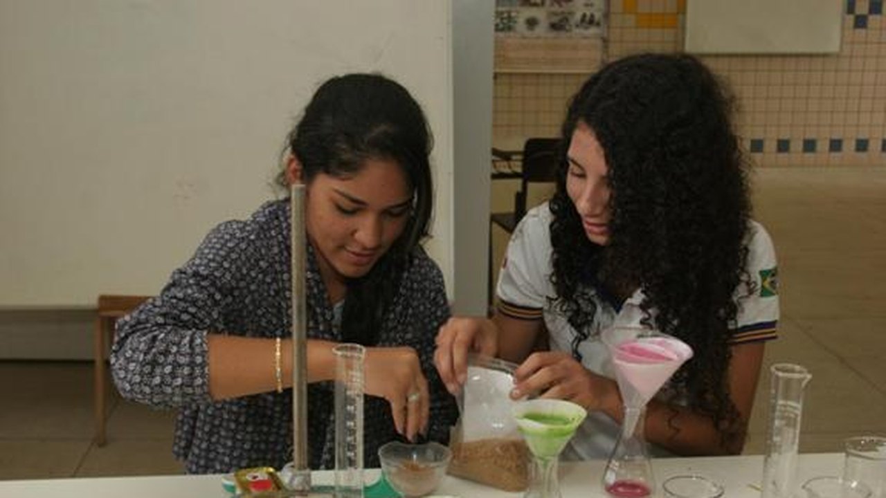 Estudantes desenvolvem gel natural para cabelos ondulados e crespos