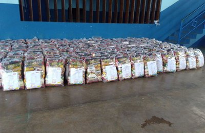 Prefeitura de Teotônio Vilela entrega cestas básicas para famílias com crianças desnutridas