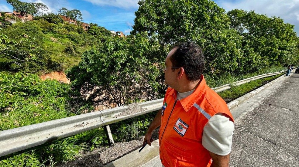 Defesa Civil e DNIT monitoram avanço de cratera na Ladeira do Catolé, em Maceió
