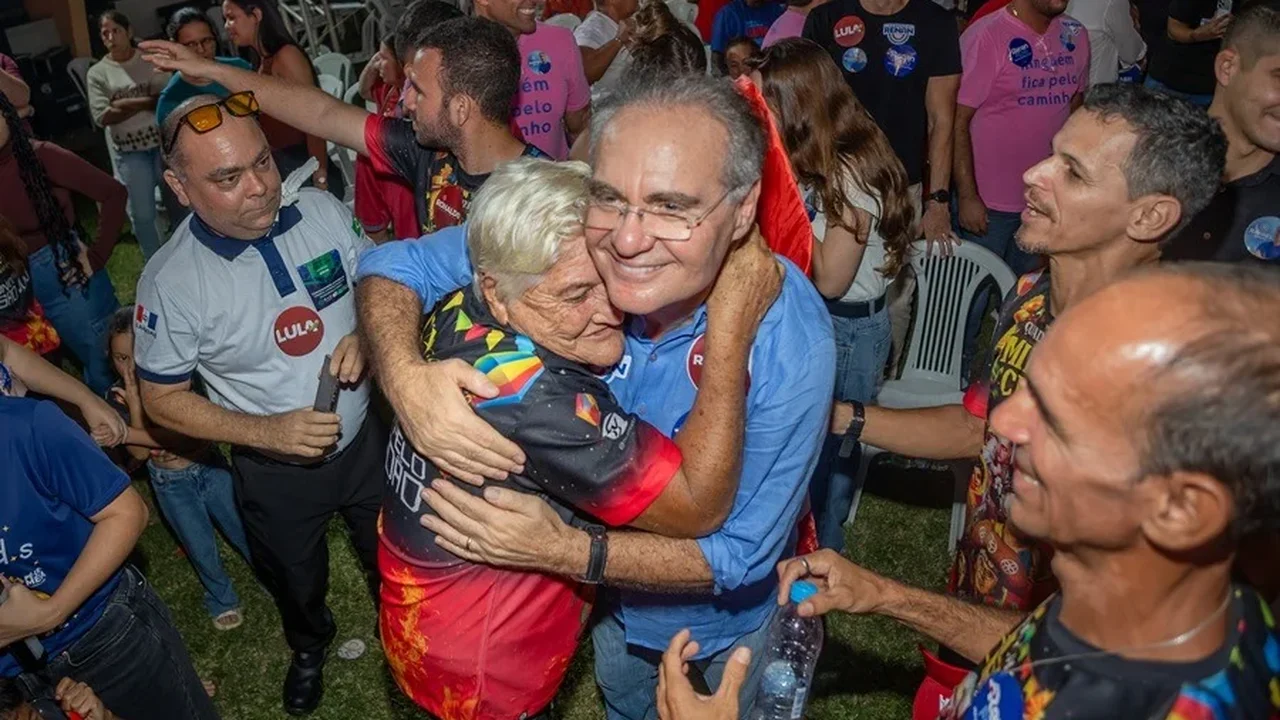 Renan Calheiros destaca atuação de Ronaldo Medeiros durante lançamento de pré-candidatura