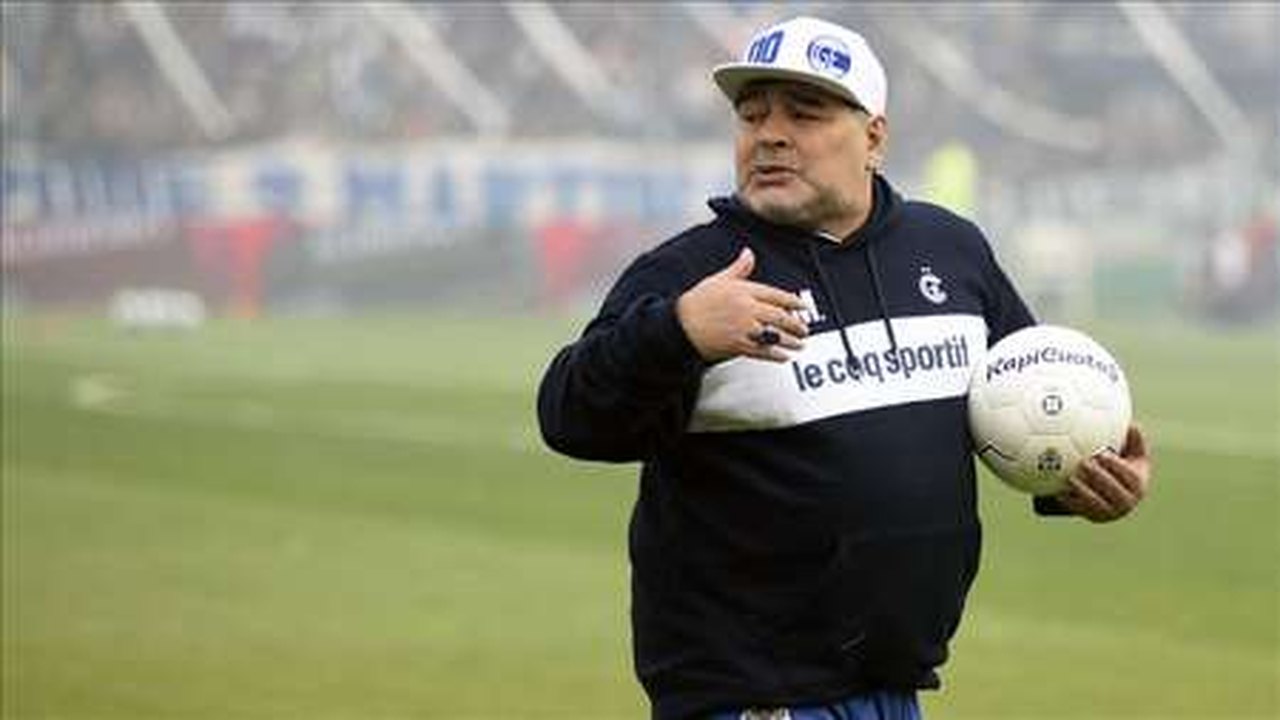 Técnico do Gimnasia y Esgrima La Plata, Maradona aponta ‘nova mão de Deus’