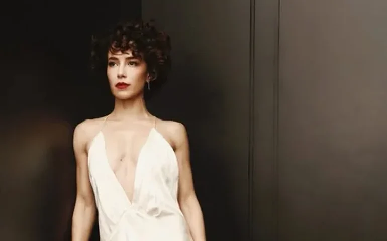 Em evento de gala, Marjorie Estiano posa com namorado médico, que conheceu em bastidores de série: saiba quem é