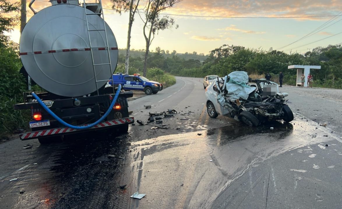 Carro ficou destruído após colisão frontal na BR-104, em Branquinha