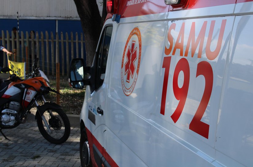 Samu atende jovem em grave acidente entre moto e caminhão em Porto de Pedras