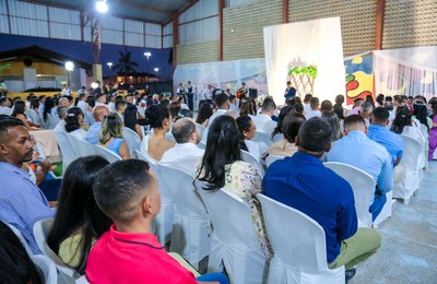 Solenidade de casamentos coletivos oficializa a união de 56 casais em Luziápolis