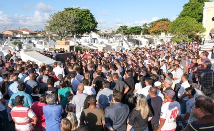 Sepultamento do ex-deputado João Beltrão levou muitas pessoas ao cemitério da Piedade, em Maceió