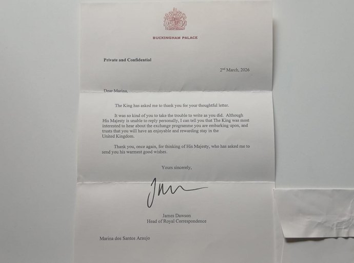 Rei Charles III demonstra interesse pelo 'Daqui pro Mundo' em carta a estudante de Alagoas