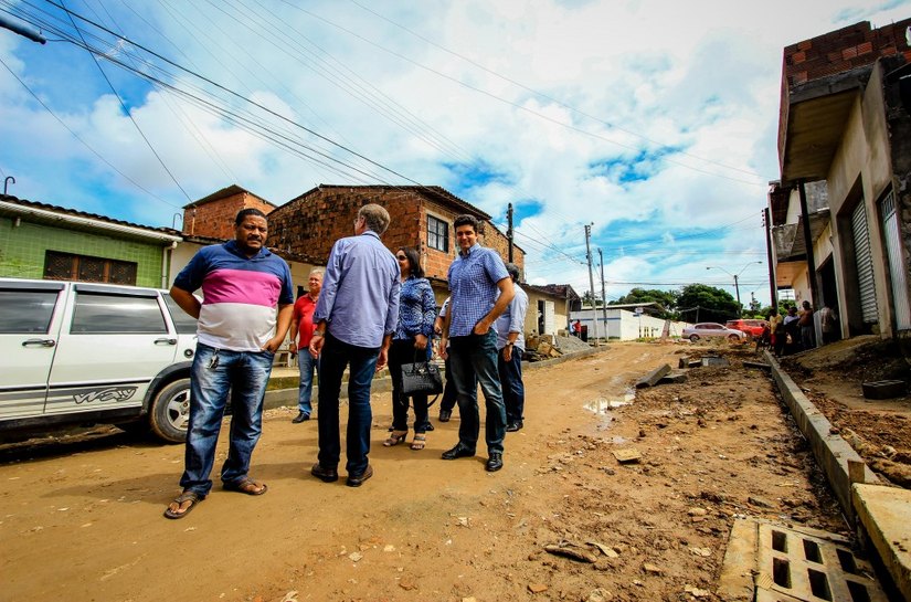 Rui Palmeira acompanha obras de drenagem no Loteamento Vitória