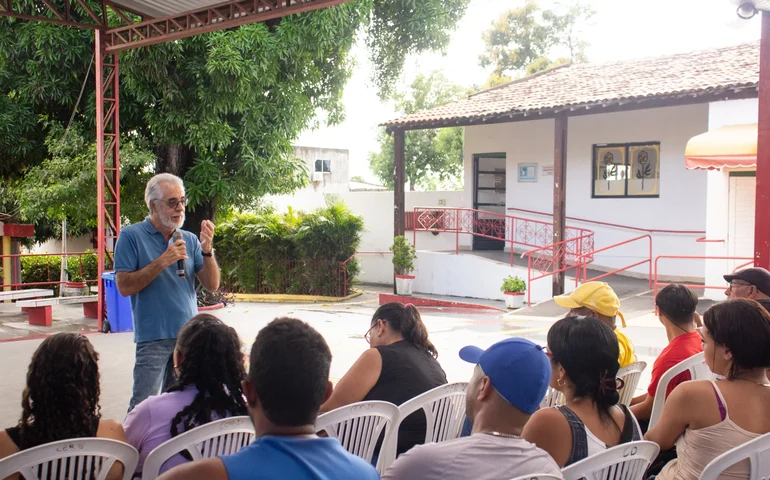 Ônibus do TRE participa de ação com atendimentos e palestra na Pestalozzi