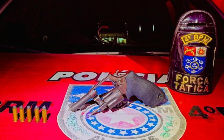 PM apreende duas armas de fogo e drogas em Maceió e São Miguel dos Campos
