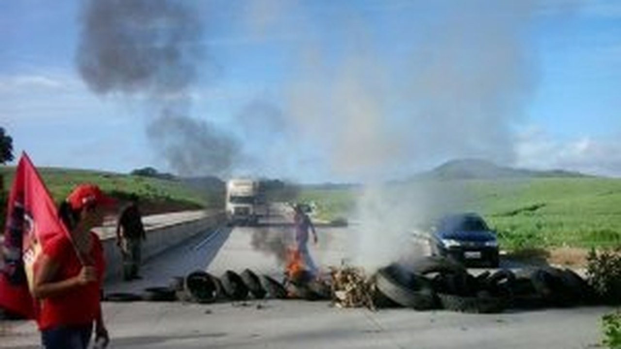 Trabalhadores sem terra bloqueiam rodovias alagoanas