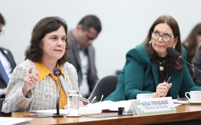Ministra defende autossuficiência na produção de insumos para saúde em audiência na Câmara