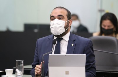 Davi Maia denuncia assessor do governador por receber salário na Sesau e no Gabinete Civil