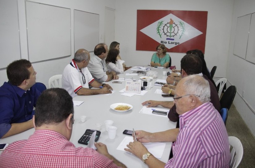 Eliza Alves faz reunião de avaliação do governo