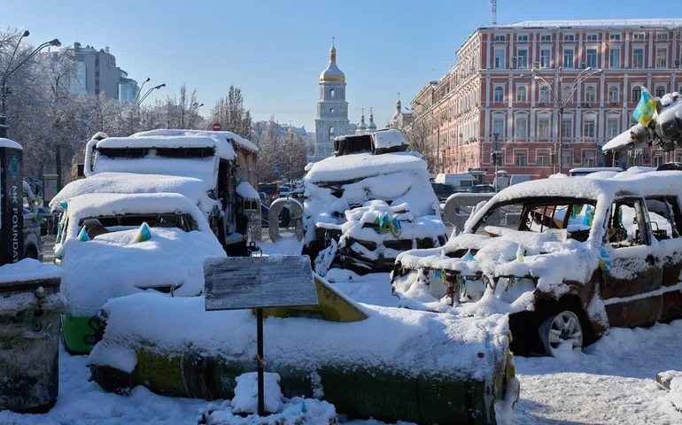 Ataques com drones deixaram mais de 200 mil casas sem energia na Ucrânia ocupada pela Rússia, diz autoridade local.