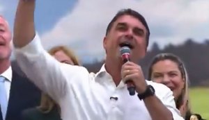 Flávio Bolsonaro cantou "Hino da Vitória", canção conhecida na interpretação da cantora Cassiane / Foto: Reprodução