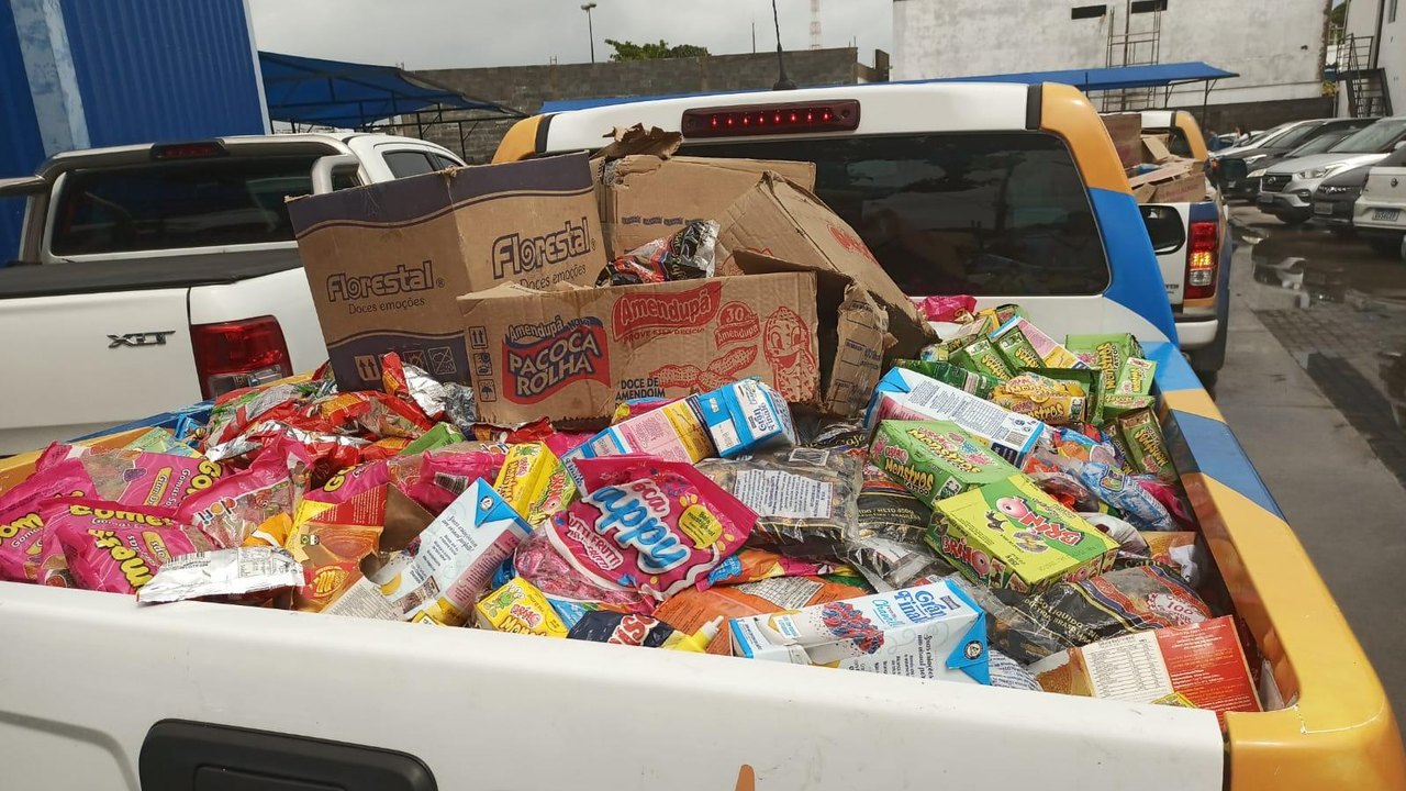Vigilância Sanitária de Maceió apreende produtos de bomboniere fora do prazo de validade