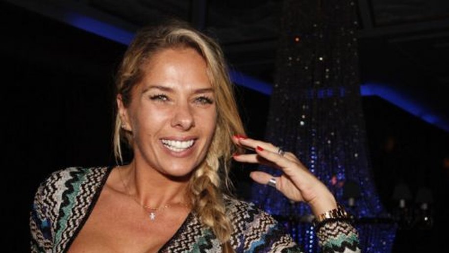 Depois de usar decotão, Adriane Galisteu mostra sutiã