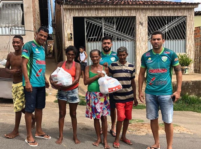 Jogadores do Coruripe doam cestas básicas para famílias carentes da cidade