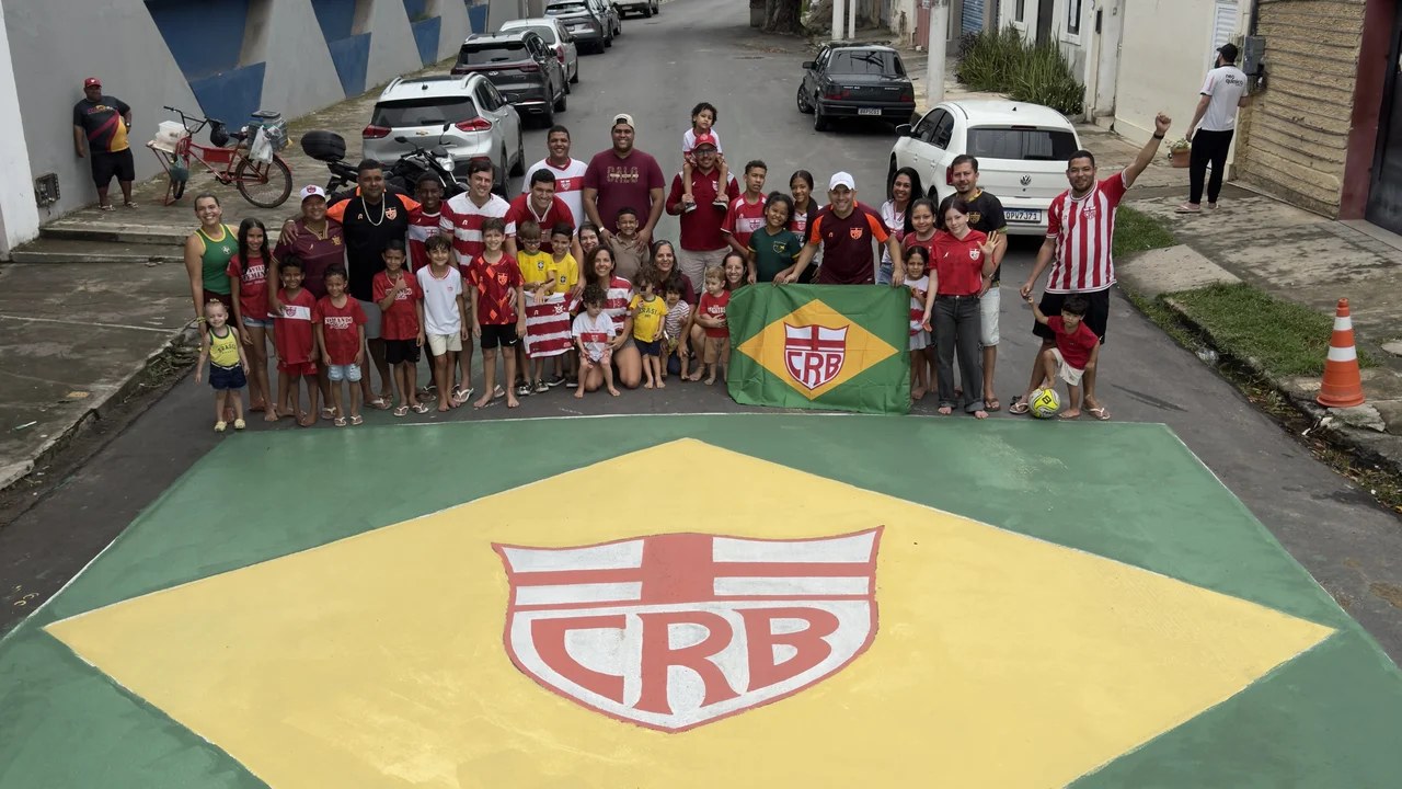 Em clima de Copa, Sócios Kids pintam o Casarão do CRB de verde e amarelo