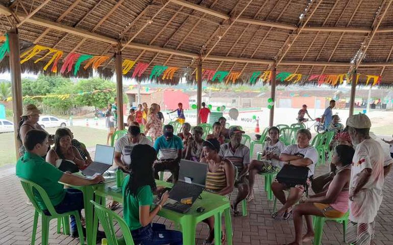 Comunidade Muquém recebe atendimento itinerante para inclusão na tarifa social de água e esgoto