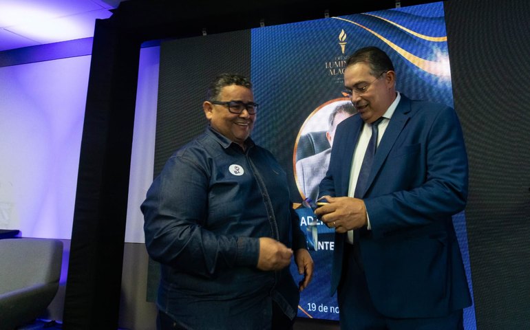 Advogado Adeilson Bezerra recebe prêmio Luminare Alagoas