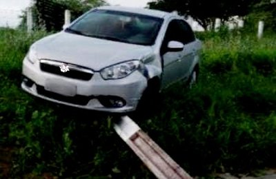 Carro invade contramão e danifica Portal do Sertão em Palmeira