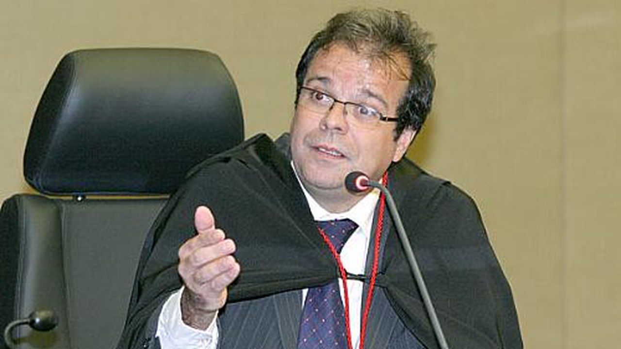 Tutmés Ayran determina soltura de vereadores santanenses
