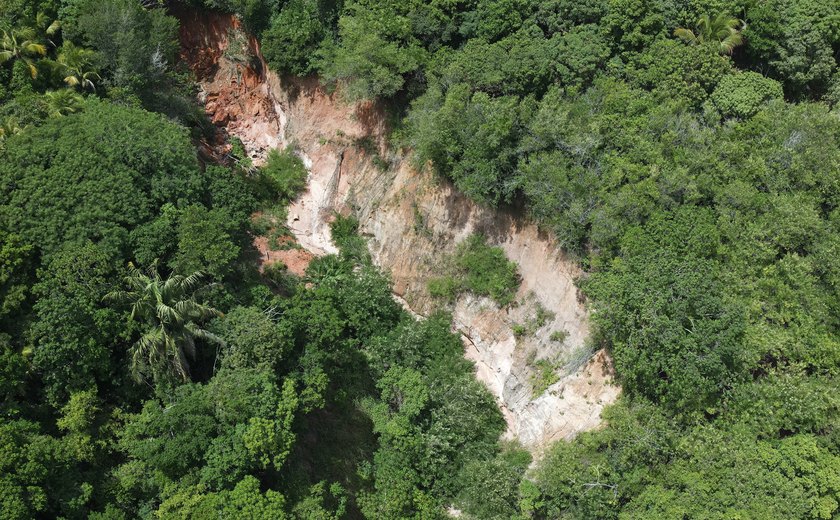 Defesa Civil de Maceió monitora áreas afetadas por erosão e deslizamento de massa