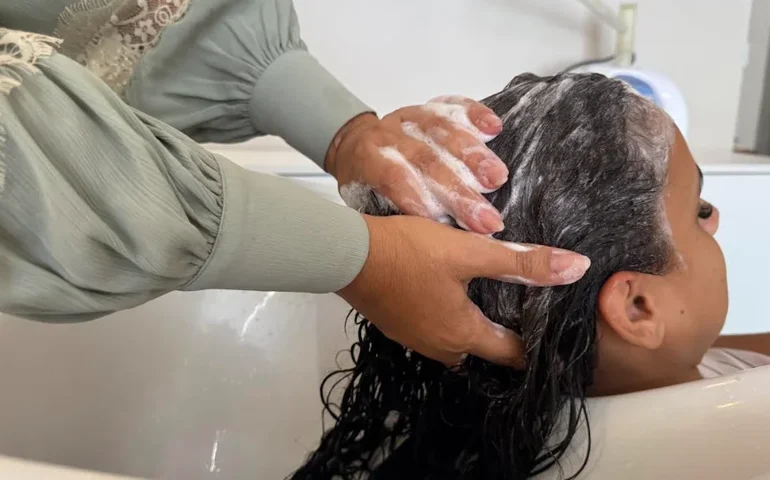 Plástica dos fios ganha espaço no verão como aliada contra danos do sol, sal e cloro