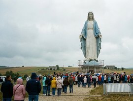 Virgem Maria é inaugurada na Polônia com 40,6 metros de altura