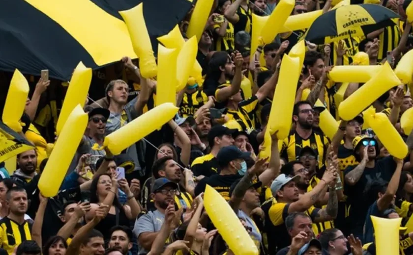 Torcida do Peñarol quebra cadeiras do Engenhão após goleada do Botafogo