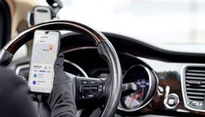 Jovem pula de carro de aplicativo em movimento após motorista borrifar 'gás paralisante' / Foto: Foto: Freepik/ Ilustrativa