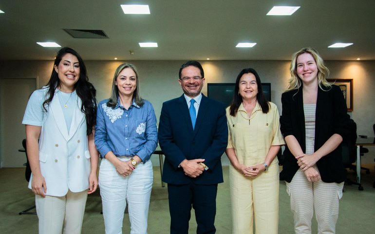 Governador em exercício recebe comissão de mulheres deputadas e lideranças estaduais e municipais
