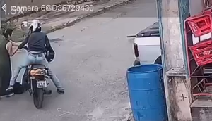 Motociclista expõe órgão genital para proprietária de loja em Aracaju; VÍDEO