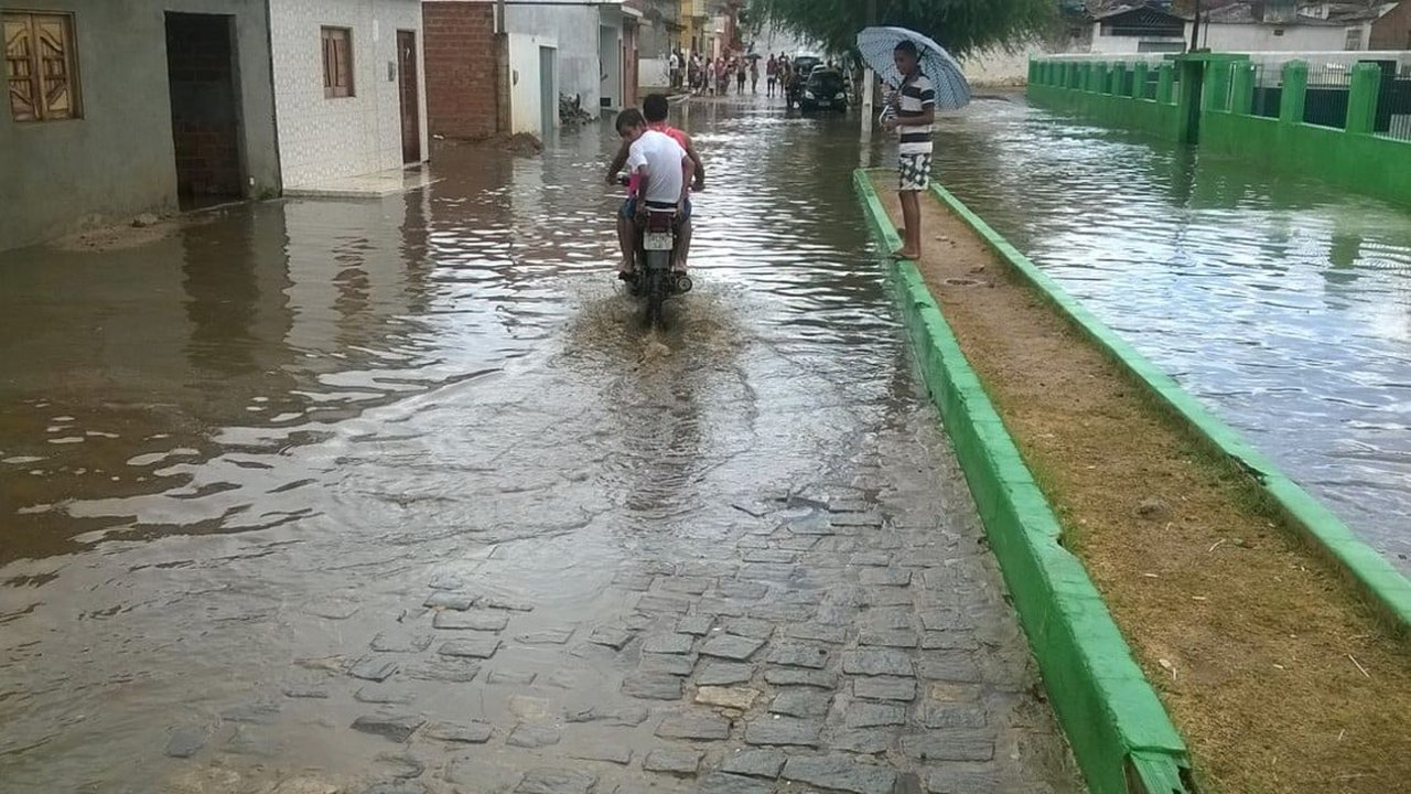 Alerta vermelho mobiliza Alagoas após chuvas atingirem 50% da média mensal em 48 horas