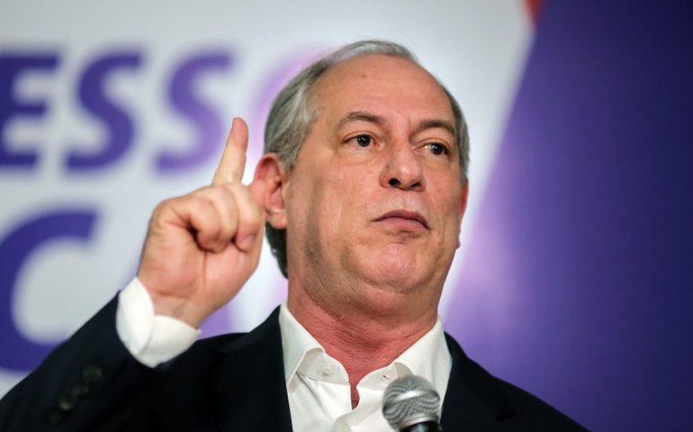 Ciro Gomes acena a mulheres e diz que PDT o apoia apesar de ‘pressões’