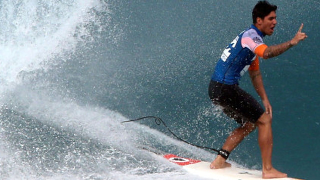 Gabriel Medina vence, tira Kelly Slater do páreo… Mas ainda não é campeão